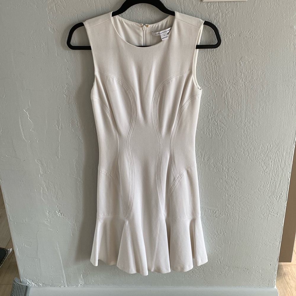 Diane Von Furstenberg white Ladies Sleeveless Fit and Flare Dress Size 0